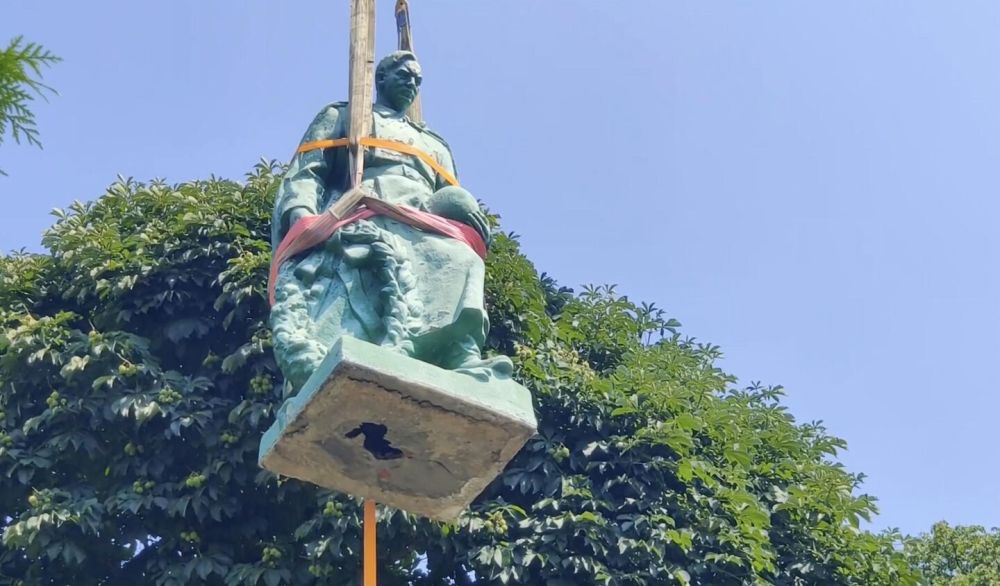 Во Львовской области демонтировали памятник, посвященный советскому воину