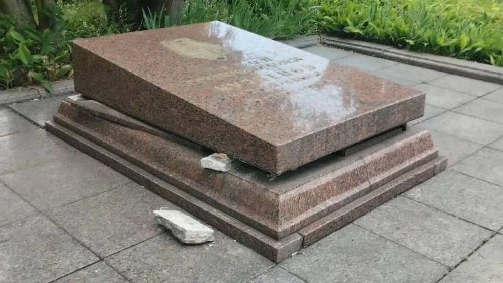 Во Львове мародёры пытались похитить останки Героя СССР Николая Кузнецова