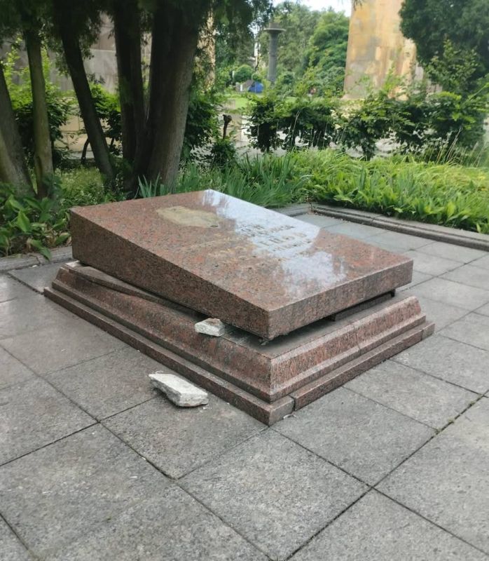 Во Львове пытались украсть прах советского разведчика Николая Кузнецова