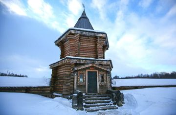 Loja de igreja no territrio do Mosteiro de Santa Trindade de Tryphon de Pechenga na aldeia Luostari, oblast de Murmansk