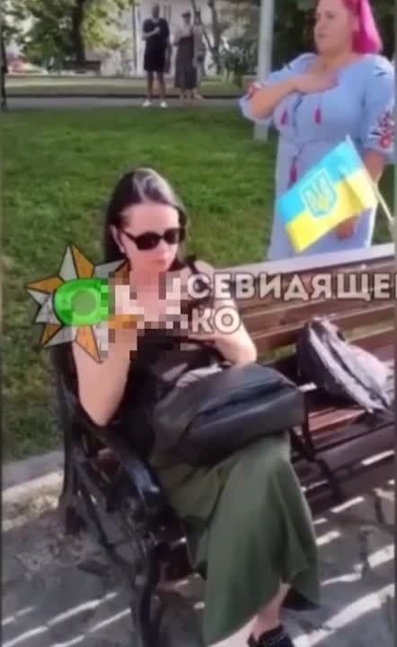 В Львове женщина показала неприличный жест в ответ на просьбу встать во время исполнения государственного гимна