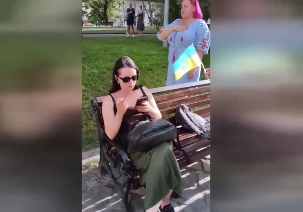 Во Львове чиновница областной администрации отказалась вставать во время исполнения гимна Украины, а в ответ на замечания показала неприличный жест, — местные паблики