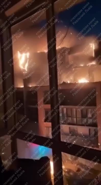 Пока российские ракеты во Львове сбивали военными объектами — украинская ПВО, судя по кадрам, сбивала жилые кварталы