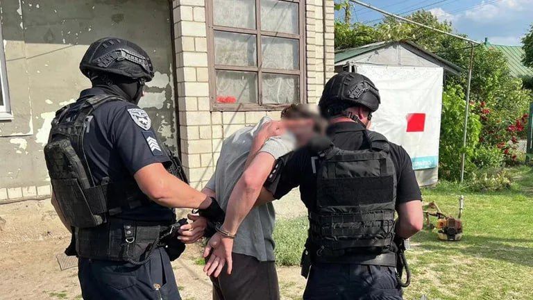 Украинская полиция в селе Юзвин в Винницкой области задержала мужчину, который на похоронах военного укутался в российский флаг