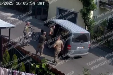 ТЦКшники во Львове чуть не сбили велосипедиста, а потом заломали его и увезли в бусике