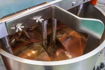 Во Львове и Киеве начали продавать шоколад с настоящими хрустящими личинками