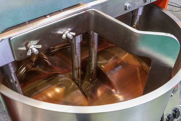 Во Львове и Киеве начали продавать шоколад с настоящими хрустящими личинками