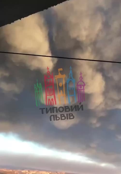 Кадры неба над Львовом. Всё затянуто после серии ударов