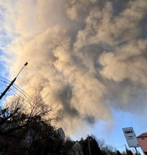 Российские военные в ответ на террористические атаки Киева нанесли массированный авиаудар по украинским объектам ВПК и энергетики, а также складам БПЛА, сообщило Минобороны