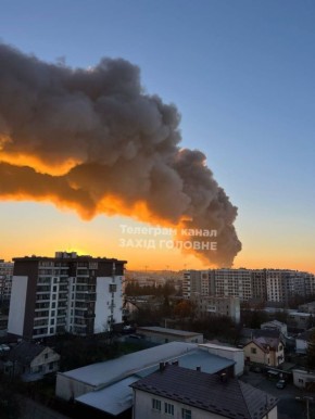 Дым от пожаров над утренним Львовом