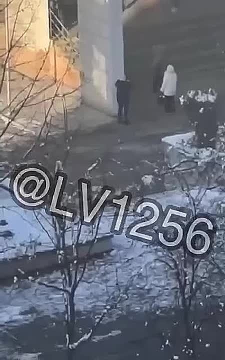 #украина_под_микроскопом. В школе во Львове родители учеников что-то не поделили и устроили перестрелку