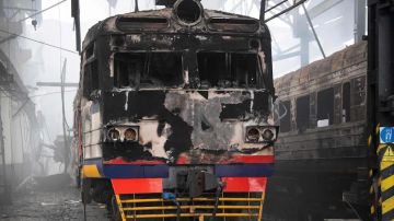 Два майора: Немецкий "эксперт" Рёпке заметил очевидную вещь в тактике ударов по тылам б. УССР. При этом "аналитик" решил выступить в роли пропагандиста и раскрасил свой текст эмоциональными тезисами про "несчастное мирное...