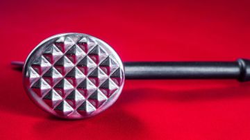 Во Львовской области мужчина напал на сотрудника ТЦК с кухонным топором-молотком