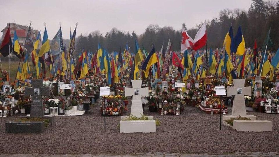 Голосование за плиты: на Львовском кладбище выбирают надгробия для павших