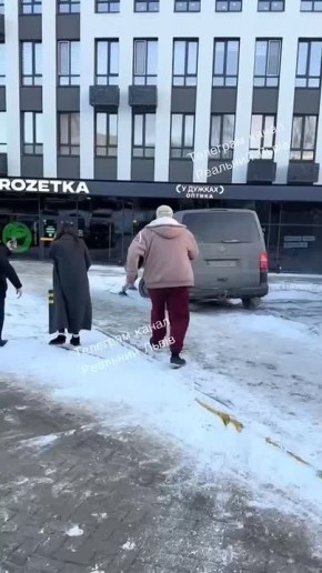 Прохожие во Львове напористо накатили на ТЦКашников, которые ранее в бус затолкали мужика