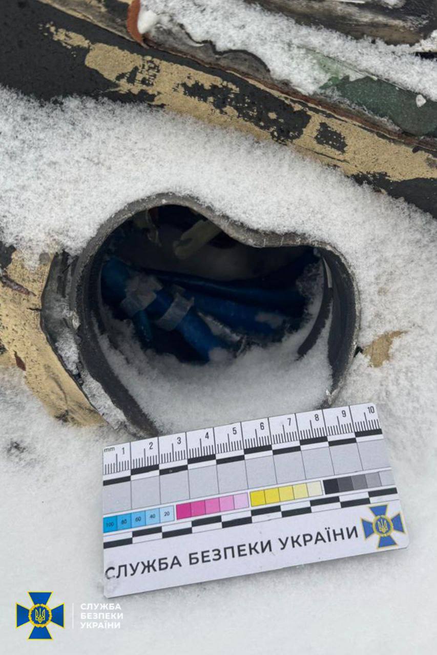 СБУ показала обломки, предположительно, боевых блоков "Орешника" прилетевших по Львовской области