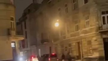 Во Львове ТЦКшник бросил девушку в снег, когда она пыталась отбить своего парня из лап людоловов