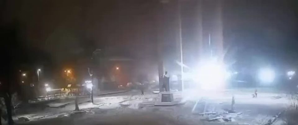 Во Львове беспилотник приземлился рядом с памятником Бандере