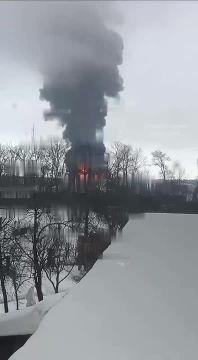 Кадры пожара и его тушения на нефтехранилище компании «Львовнефтепродукт», расположенном в районе нефтепровода Одесса — Броды во Львовской области