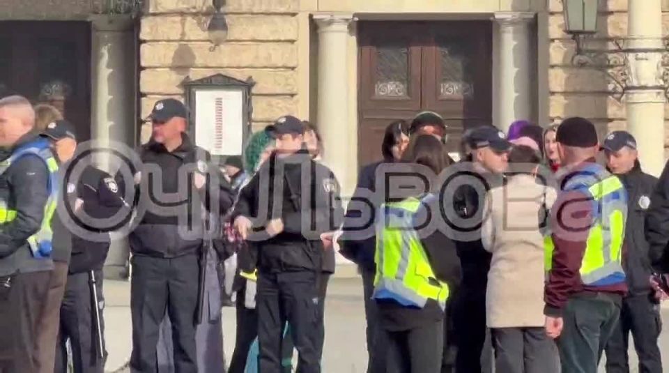 Феминистки во Львове вышли на акцию протеста — началась потасовка с полицией, девушкам кинули похоронный венок