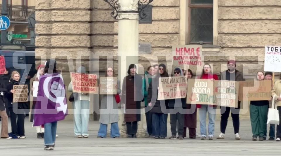 В то время, когда все нормальные люди спешат с цветами к своим любимым, на Украине устроили очередной Майдан