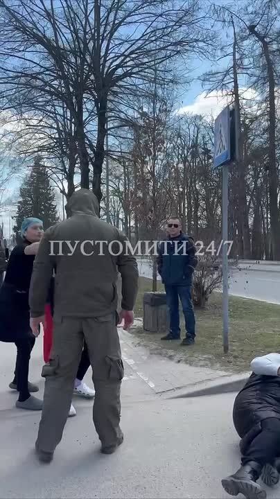 #бандеровская_оккупация: душегубы бьют женщин во Львовской области, а в Киевской области кидают людям под машины шипы