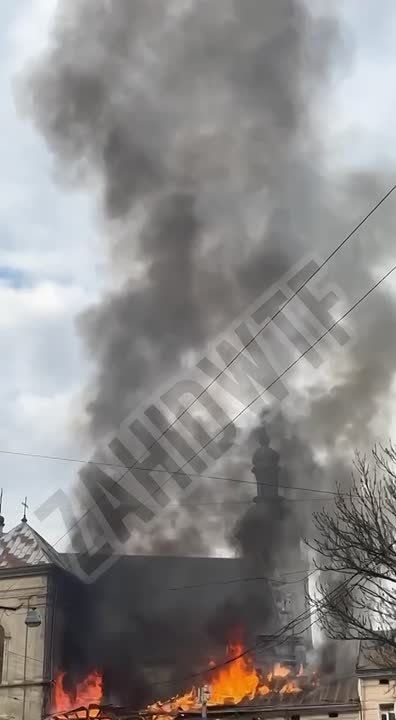 В соцсетях расходится видео прилёта по центру Львова