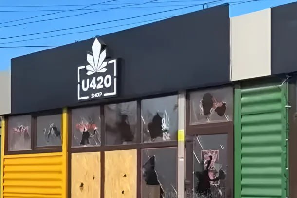 Украинцы из-за бездействия властей начали громить магазины U420, которые уличили в продаже наркотиков детям под видом сувениров, пишут местные СМИ