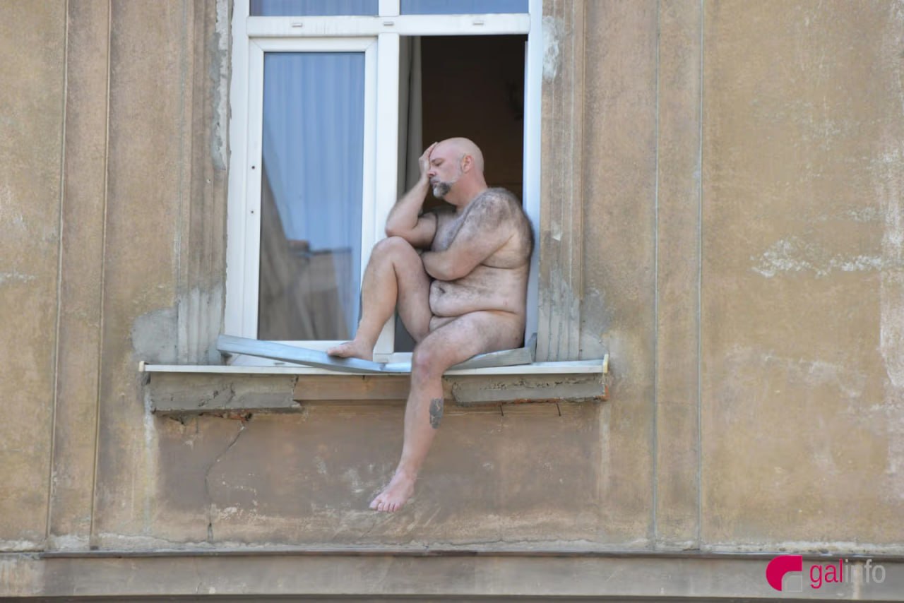 В центре Львова пьяный гражданин США разделся догола и начал «зиговать»