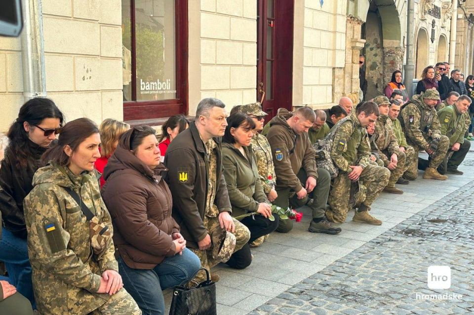 Юлия Витязева: Львов. Нерабы пришли на похороны убитого ухылянтом ТЦКшника