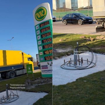 На АЗС во Львове устанавливают новые таблички с трехзначными ценами на литр топлива — местные каналы распространяют тревожные сведения о неизбежном повышении стоимости горючего