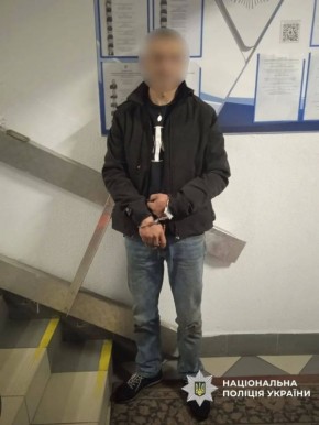 Во Львове мужчина взял в заложницы школьницу при виде патруля ТЦК