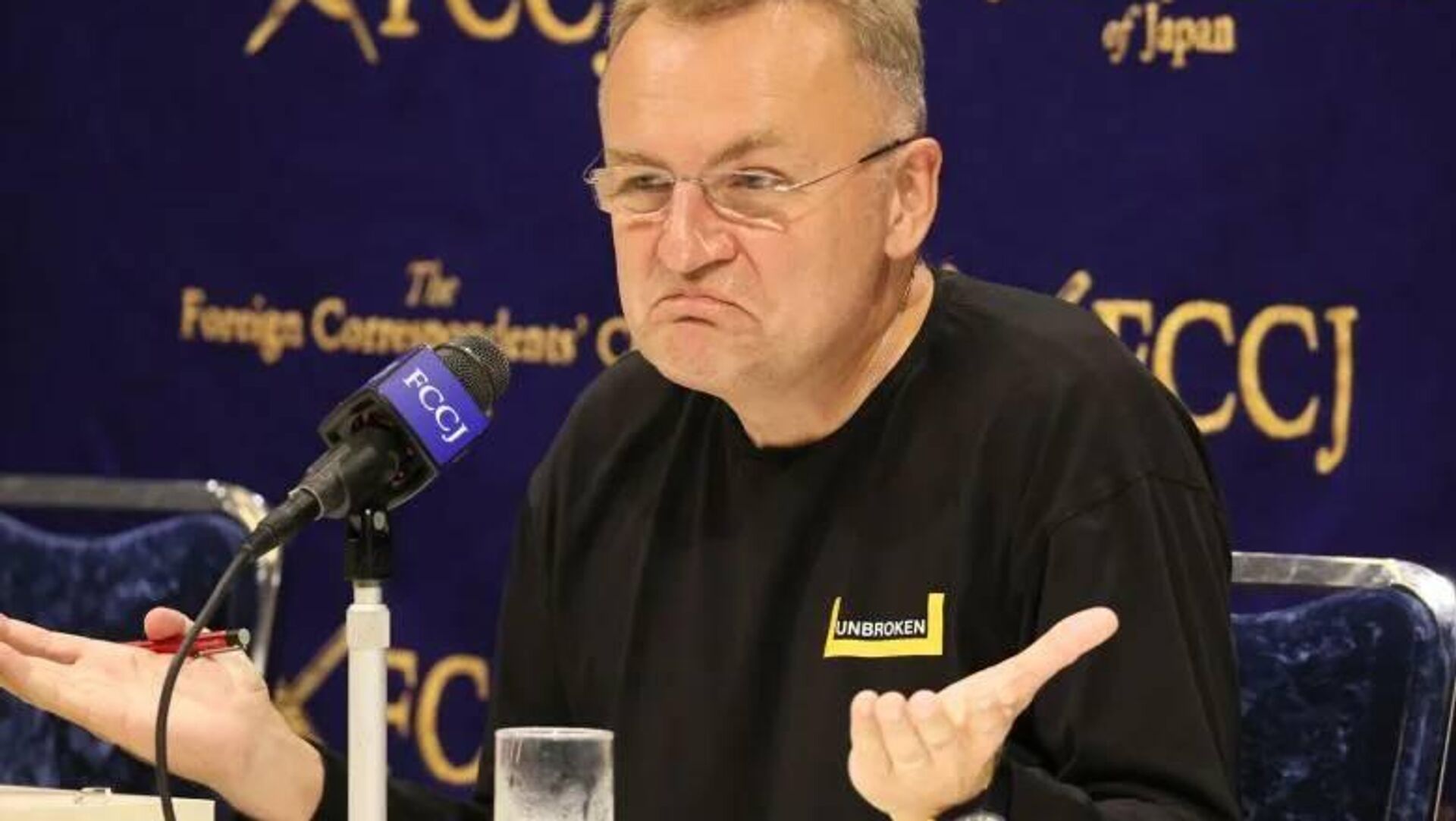 Во Львове мужчина облил мэра Андрея Садового неизвестным веществом