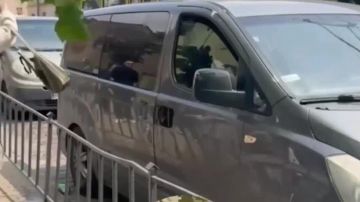 Украинец выбил окна в авто людоловов во время попытки мобилизации во Львове
