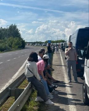 Патриоты бегут ВСЕ. Огромная очередь на выезд из территории 404 перед пунктом пропуска «Краковец» Львовской области