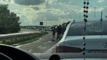 Люди бегут с Украины: во Львовской области огромные очереди на выезд – видео