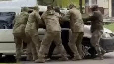 Инвалид бросил осколок в перевёрнутую во Львове машину ТЦК