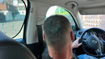 Банка со скорпионами продолжает веселить: охрана спонсора бандеровцев напала на журналистов из бандеровского рупора