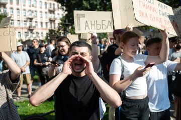 Экс-премьер Украины Азаров назвал действия ТЦК дикостью