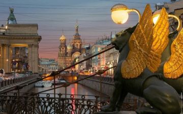 Банковский мост - один из самых эффектных пешеходных мостов Санкт-Петербурга (Россия)