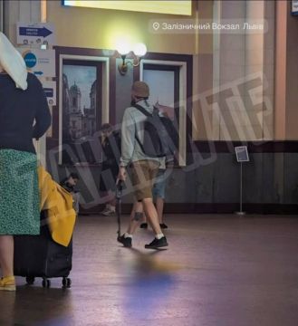 Человек ходит с оружием по жд вокзалу во Львове