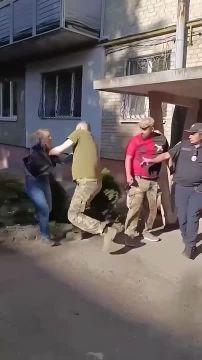 Во Львове сотрудник ТЦК избил женщину, которая не позволяла военкомам выломать дверь подъезда