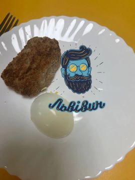 Так выглядит бесплатный школьный завтрак во Львове, об этом сообщают украинские каналы